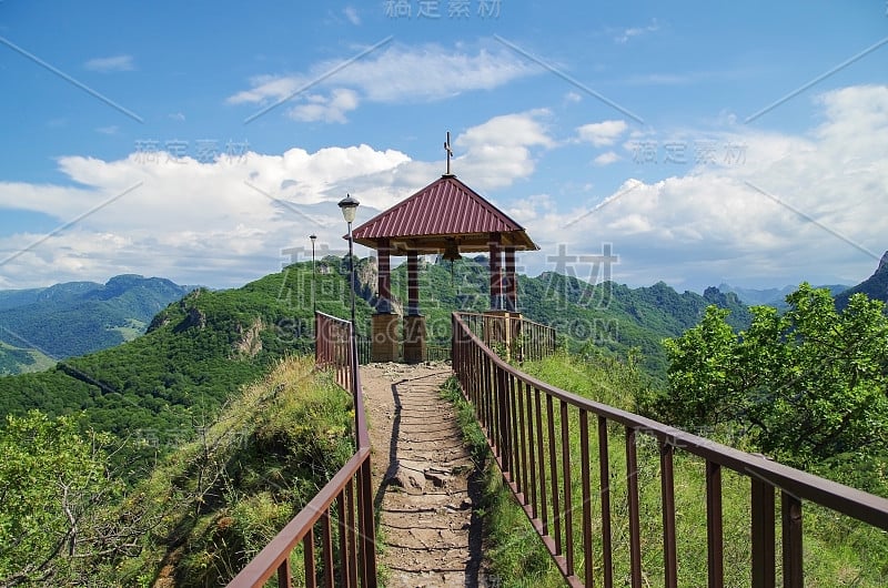 通往山崖边Shoana教堂的山墙的小路。俄罗斯，北高加索，靠近卡拉查耶夫斯克