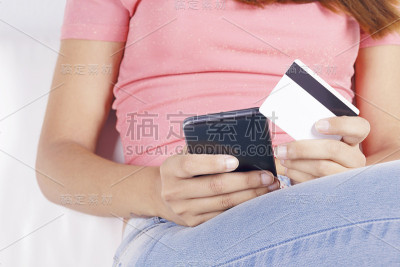 有信用卡和智能手机的女人。
