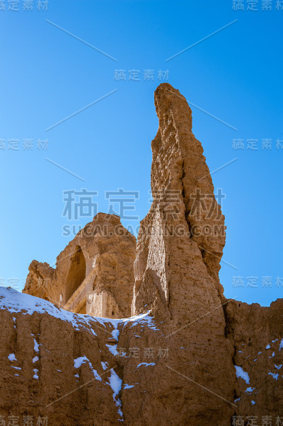 伊朗一个废弃的黏土村庄的废墟