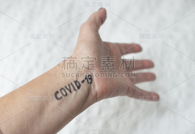 冠状病毒文字Covid-19手写。欢迎来到俱乐部。
