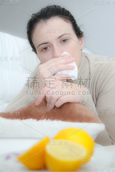 躺在床上的年轻妇女