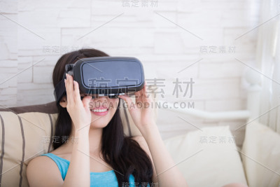 女性使用VR眼镜
