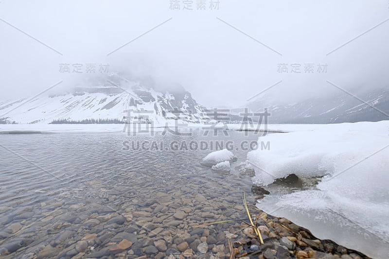 加拿大贾斯帕，一个宁静的湖，周围群山被雪覆盖