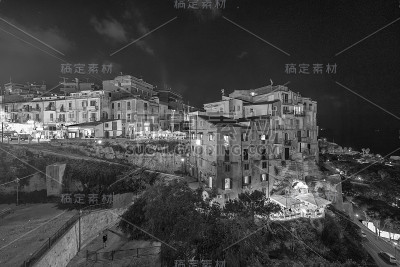 特罗培古城夜景，沿海建筑