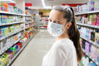 购物的女人戴着口罩