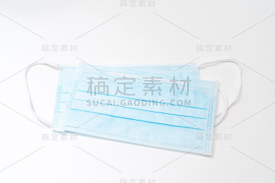 带橡胶耳带的外科口罩。典型的三层外科口罩，用以覆盖口鼻。防止细菌滋生。保护的概念。