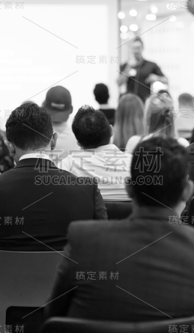 一个商人正在办公室做演讲。业务主管在会议或内部研讨会上向同事做演示。后面的观点。商业和创业精神。