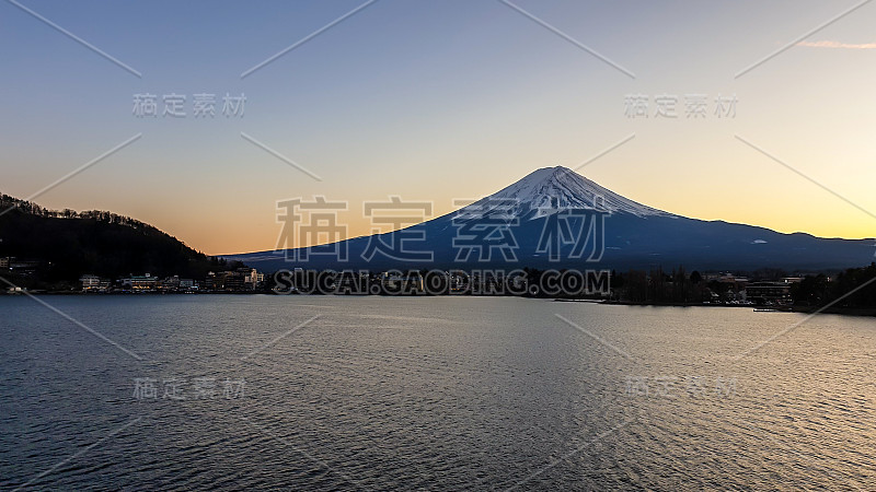 日本——从川口湖眺望富士山的田园诗般的景色