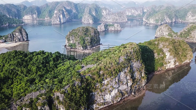 鸟瞰图浮动渔村和岩石岛，下龙湾，越南
