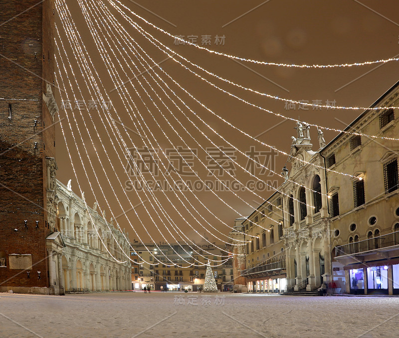 晚上在意大利维琴察。主广场被称为Piazza dei Signori，上面装饰着雪花和圣诞彩灯