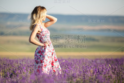 美丽的女孩走在薰衣草地里