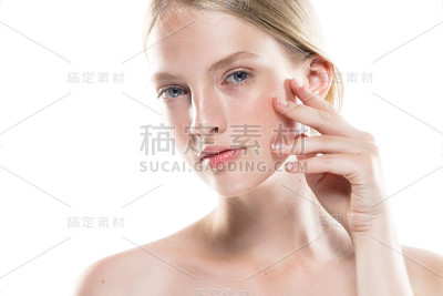年轻女子有美丽的皮肤和美丽的发型，手触摸脸孤立在白色