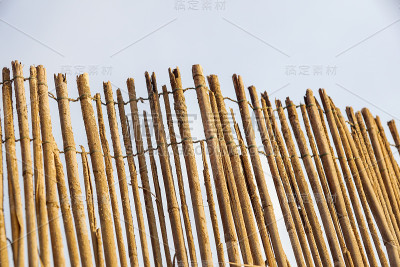 竹篱背景上的海滩