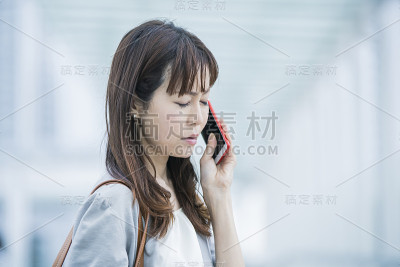 女商人带着困惑的表情打来电话