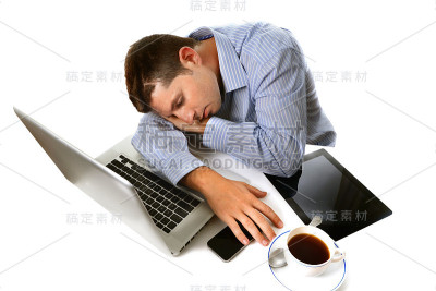 劳累过度的商人在办公桌上睡着了