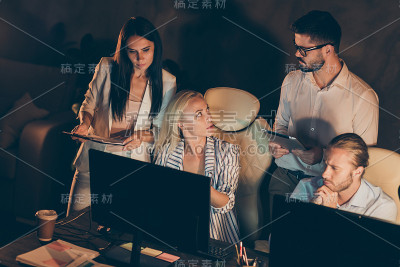 漂亮，有吸引力，聪明，聪明，有技能，聪明，聪明，勤奋的同事，开发新产品，解决财务问题的专家，在工作地