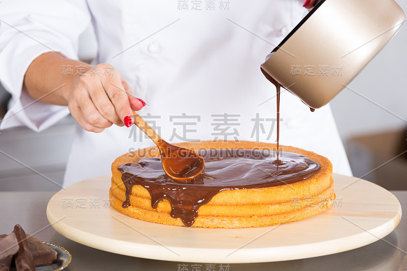 厨房里的糕点师
