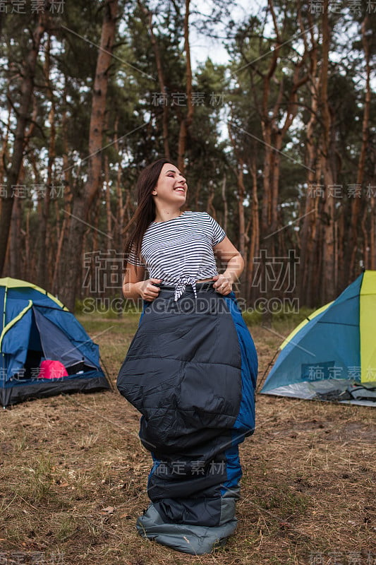 快乐女人舒适的旅游睡袋