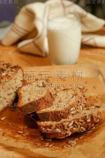 自制的新鲜烤面包和一杯牛奶