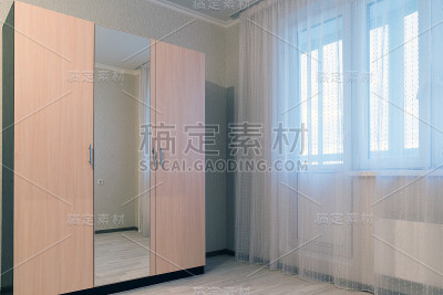 配有家具的米色经济舱房间