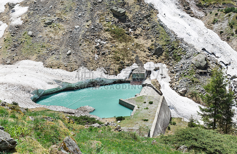 在阿尔卑斯山的高山上筑坝