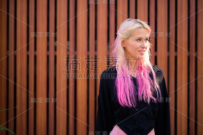 美丽的年轻女子户外与冷静的态度