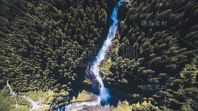 空中鸟瞰显示史诗克里姆里瀑布周围的大森林树木在山上