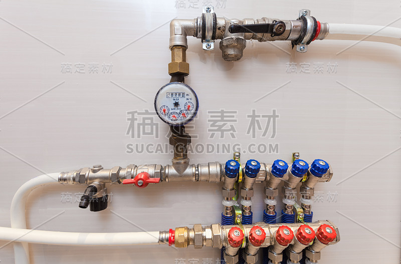 公寓锅炉房设备在改造、改建、施工过程中的水、塑料管铜阀、不锈钢球阀、水、塑料管检波器、水管。