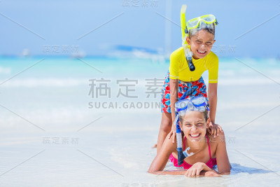 孩子们浮潜的照片