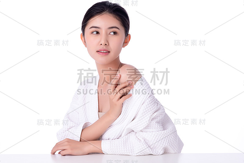 肖像美丽年轻的亚洲女人干净清新裸露的皮肤概念。亚洲女孩美容面部护肤保健，面部护理，完美肌肤，自然妆容