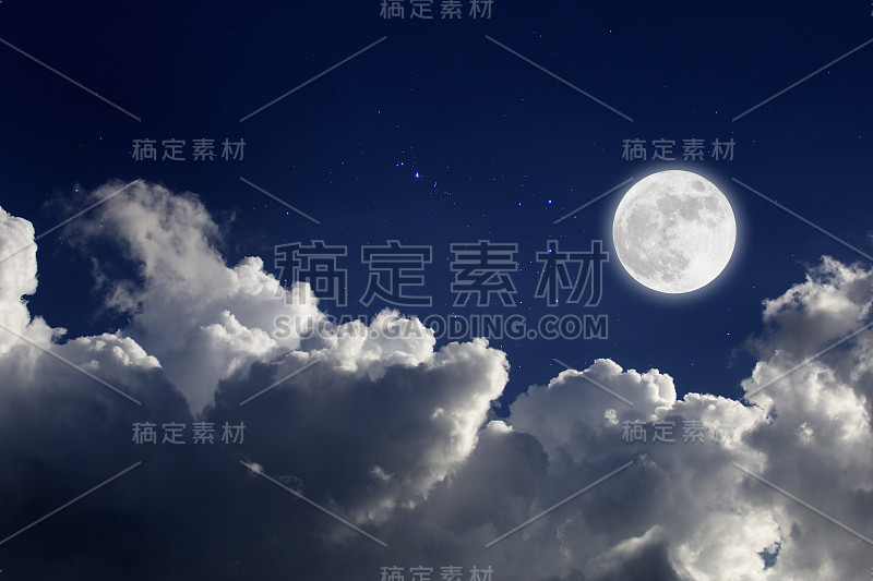 满月与星空和云的背景。浪漫的夜晚。