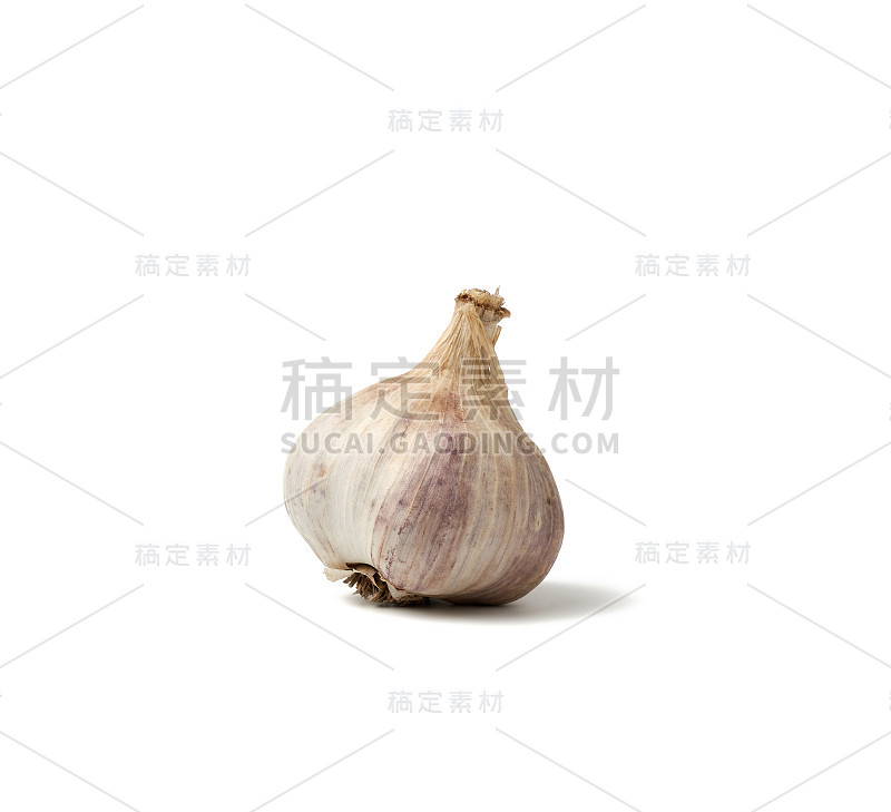白色鲜蒜头孤立在白色背景上