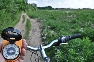 带着指南针骑自行车旅行。