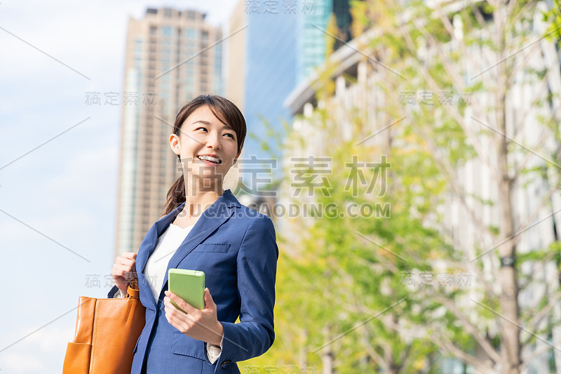 看到智能手机的亚洲女性