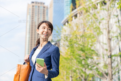 看到智能手机的亚洲女性