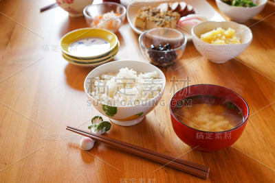 晚餐有米饭和味噌汤