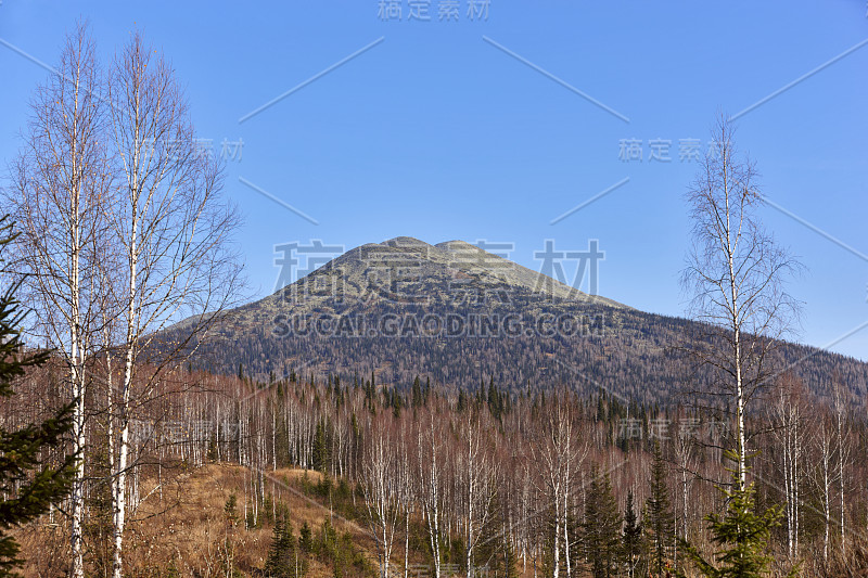 这座山全景。阿尔泰的动机。