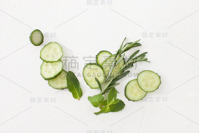 背景黄瓜片与绿色小枝
