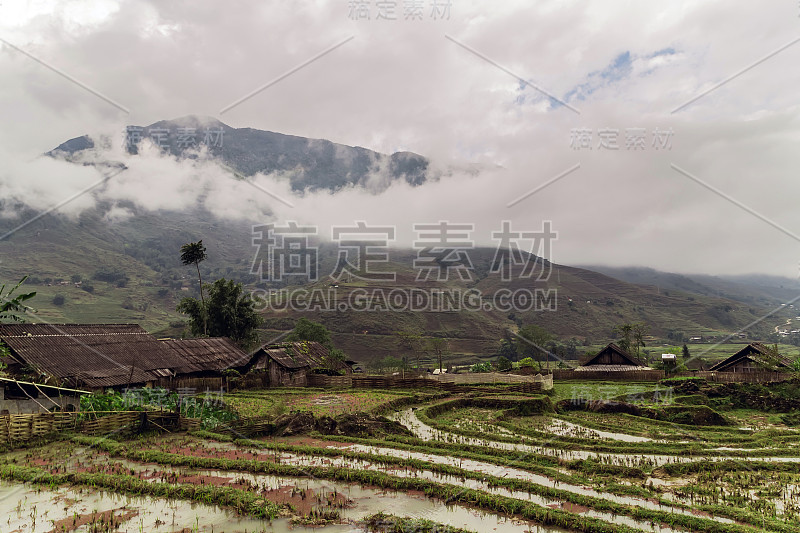 房子，山，风景，农田，绿草和蓝天