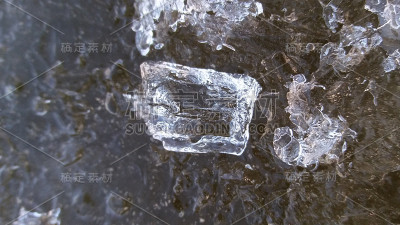 仔细观察冰的形状
