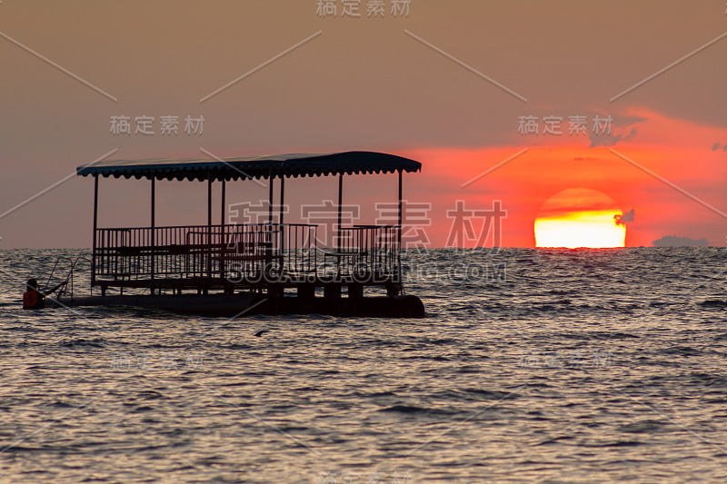 夕阳在海上。