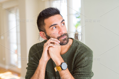 英俊的男人疑惑的思考，疑惑的想法