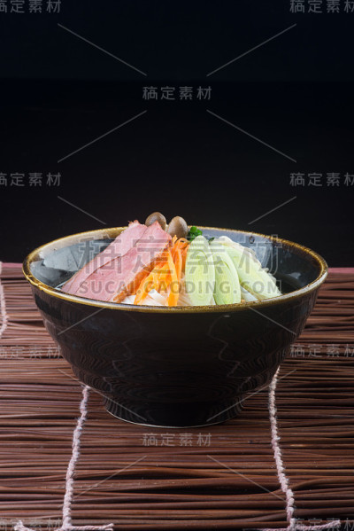 以日本食物为背景。