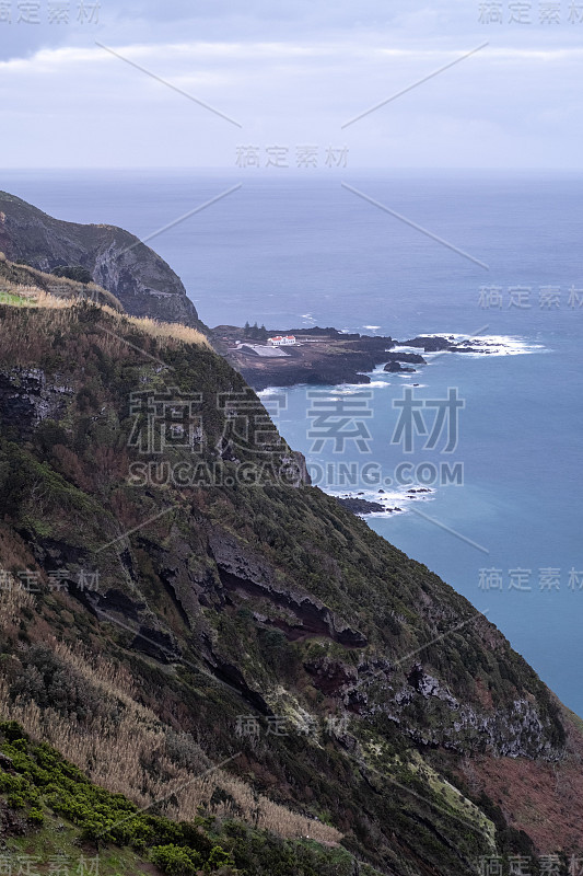 亚速尔群岛圣米格尔岛的岩石海岸