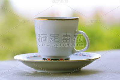 在木头表面上喝一杯咖啡