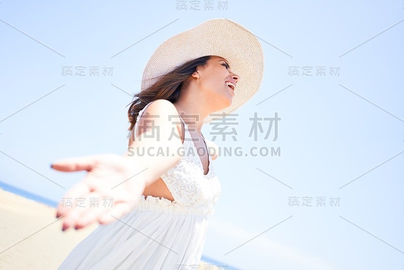 年轻美丽的女人日光浴张开双臂享受夏天在马斯帕洛马斯沙丘海滩