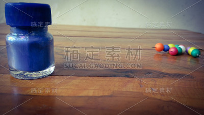 木材背景上的彩色涂料