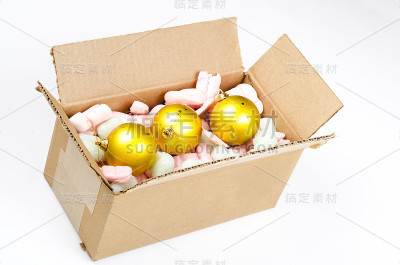 装圣诞球的纸板箱
