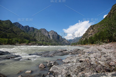 湍急的河水和山上的石头