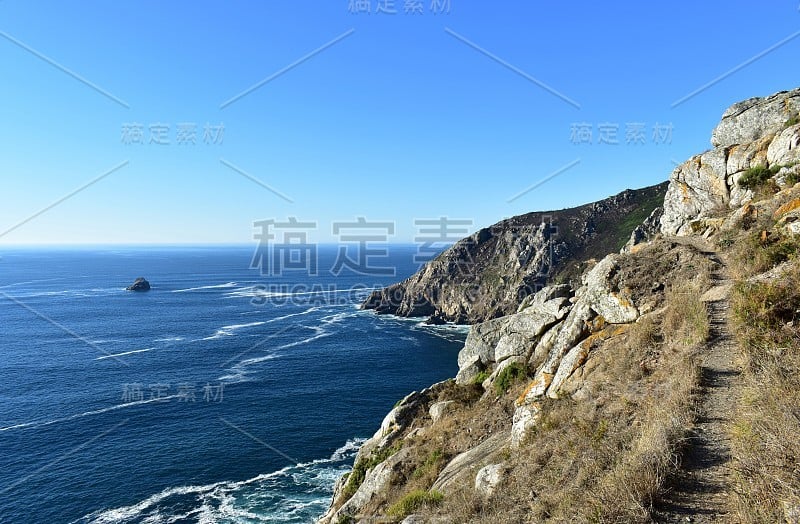 菲斯特拉的悬崖，“世界的尽头”和圣地亚哥卡米诺的最后舞台。Coruña，西班牙，蓝天，晴天。